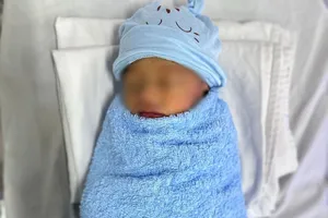 Một trẻ nhỏ bị sinh rớt tại nhà, nguy kịch vì suy hô hấp