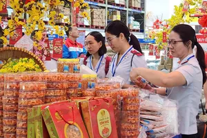 Cơ quan chức năng giám sát ATTP tại một siêu thị ở TPHCM