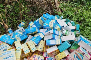 Rất nhiều sản phẩm thực phẩm chức năng bị bỏ ở khu đất trống ven đường