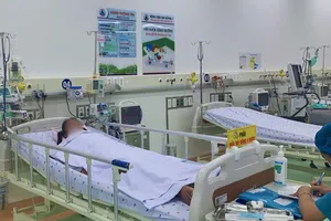 Truyền hơn 10 lít máu cứu sống bệnh nhi sốt xuất huyết