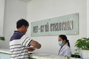 Người bệnh đăng ký chụp PET/CT tại Bệnh viện Chợ Rẫy. 
