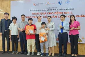 Quỹ "Khởi sự từ tâm" trao tặng 1.000 phần quà đến bệnh nhi tại TPHCM 