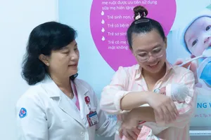 Hành trình trở về vòng tay mẹ của 2 trẻ sơ sinh cực non 