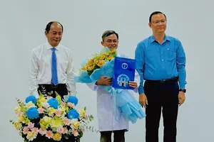 PGS.TS.BS Tăng Chí Thượng, GIám đốc Sở Y tế TPHCM trao quyết định bổ nhiệm BS Hoàng Mạnh Cường làm Giám đốc Bệnh viện Chấn thương chỉnh hình TPHCM