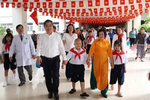 Phó Bí thư Thành ủy TPHCM Nguyễn Phước Lộc trong lễ khai giảng lớp học Hoa hướng dương