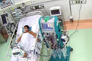 Bé trai phải lọc máu liên tục vì căn bệnh đang gia tăng trong mùa mưa