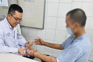 12 giờ căng thẳng nối lại đôi tay cho người bệnh