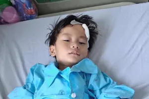 Bệnh nhi được chăm sóc tại Bệnh viện Đa khoa Thủ Đức, không có người thân bên cạnh