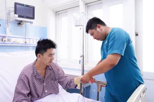 Căn bệnh nguy hiểm khiến người đàn ông gục ngã khi đang chơi cầu lông 