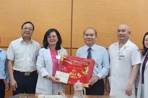 Lãnh đạo TPHCM thăm và chúc tết đội ngũ nhân viên y tế