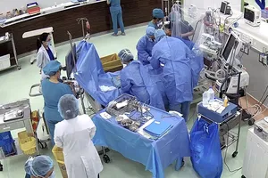 Hai tuần giằng co cứu bé trai bị ngưng tim đột ngột