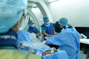 Kỹ thuật mới điều trị tắc động mạch chi cho người cao tuổi