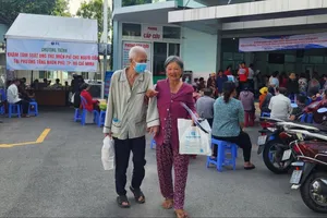 Đông đảo người dân đến các điểm chăm sóc sức khỏe miễn phí