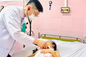 Bác sĩ Bệnh viện Nhân dân Gia Định khám cho một học sinh nghi ngộ độc thực phẩm