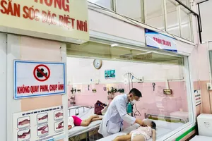 Một học sinh nghi ngộ độc được điều trị tại Bệnh viện Nhân dân Gia Định, ngày 9-4