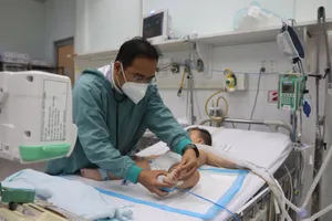 Cứu hai bệnh nhi tay chân miệng nguy kịch