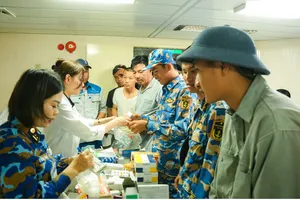 Khen thưởng các y, bác sĩ TPHCM vừa hoàn thành nhiệm vụ tại Trường Sa