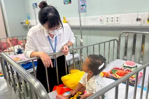 Bé trai 2 tuổi bị bạo hành đang hồi phục và dần ổn định tâm lý