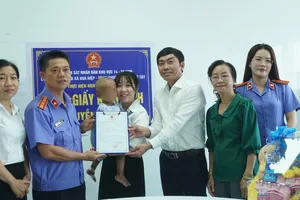 Trao giấy khai sinh cho bé trai 2 tuổi bị bạo hành tại TPHCM