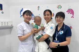 Bé trai 2 tuổi bị bạo hành đã xuất viện