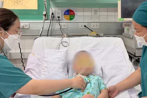 Hai tháng nỗ lực đưa bé trai thoát cảnh liệt tứ chi
