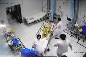 Cảnh sát giao thông mở đường giúp sản phụ và trẻ sơ sinh đến viện an toàn