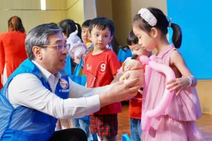 Phó Bí thư Thành ủy TPHCM Nguyễn Phước Lộc: Không để quyền được học tập của trẻ em bị gián đoạn vì bệnh tật