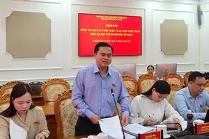 Áp lực kiểm soát an toàn thực phẩm với thức ăn đường phố, bữa ăn học đường 
