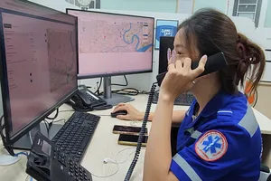 Điều phối viên của Trung tâm Cấp cứu 115 TPHCM tiếp nhận cuộc gọi của người dân.