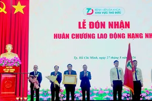 Bệnh viện Đa khoa Khu vực Thủ Đức đón nhận Huân chương Lao động hạng nhì