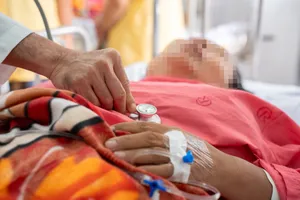 Vụ cây gãy đổ trong cơn mưa tại TPHCM: Người vợ đa chấn thương 