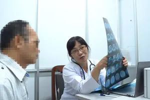 Rửa phổi cho người đàn ông mắc bệnh hiếm gặp