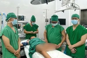 Di chứng bỏng, cậu bé 9 tuổi phải bò để di chuyển 