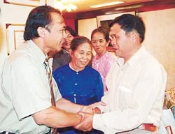 Các chị dân quân Ngư Thủy và anh Hoàng Xuân Quảng nhận được nhiều giúp đỡ