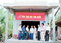 Bàn giao căn nhà tình nghĩa cho anh Hồ Viết Định ở Bến Tre