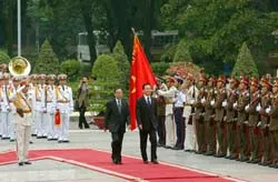 Nồng nhiệt chào đón Thủ tướng CHND Trung Hoa Ôn Gia Bảo