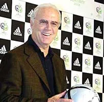 30 năm sừng sững một tượng đài