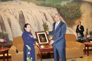 Phó Bí thư Thành ủy TPHCM tặng bức tranh kỷ niệm cho Thành ủy TP Thượng Hải