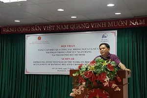 Phó Vụ trưởng Vụ 3, Viện KSND Tối cao Đỗ Mạnh Bổng phát biểu tại hội nghị