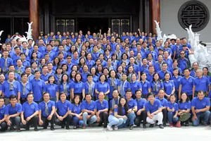 Các đại biểu tham dự họp mặt chụp hình kỷ niệm tại Đền tưởng niệm Khu ủy Sài Gòn - Gia Định - Chợ Lớn