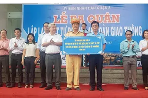 Chủ tịch UBND quận 3 Võ Khắc Thái bàn giao phương tiện giao thông cho các lực lượng tham gia giữ vững trật tự an toàn đô thị trên địa bàn