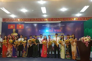 Ban tổ chức tặng hoa các thí sinh dự thi