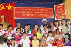 Tặng cán bộ, chiến sĩ đảo Hòn Chuối công trình vườn rau, chăn nuôi  