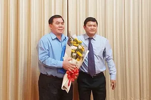 Ông Lê Văn Hùng (trái) nhận quyết định nghỉ hưu từ ngày 1-9-2018