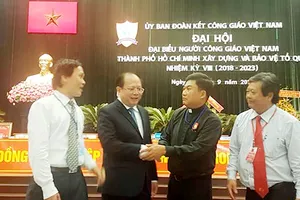 Phó Bí thư Thường trực Thành ủy TPHCM Tất Thành Cang gặp gỡ các đại biểu dự đại hội