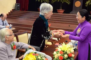 Phó Bí thư Thành ủy Võ Thị Dung lì xì đầu năm mới các đại biểu tham dự họp mặt