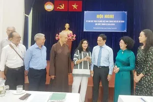 Đồng chí Trần Lưu Quang, Phó Bí thư Thường trực Thành ủy TPHCM trao đổi với đại biểu dự hội nghị