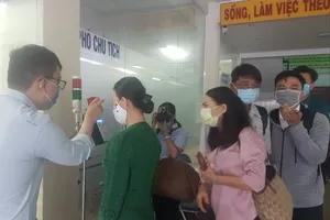 Đo thân nhiệt tại UBND phường Thảo Điền