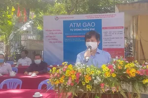 Chủ tịch Hội Nhà báo TPHCM Trần Trọng Dũng phát biểu tại điểm phát gạo phường 27 (quận Bình Thạnh)