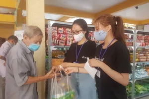 Các tình nguyện viên chọn hàng theo phiếu và trao tận tay cho người đi mua hàng